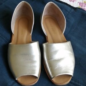 Women's Size 10M open-toe flat shoes.